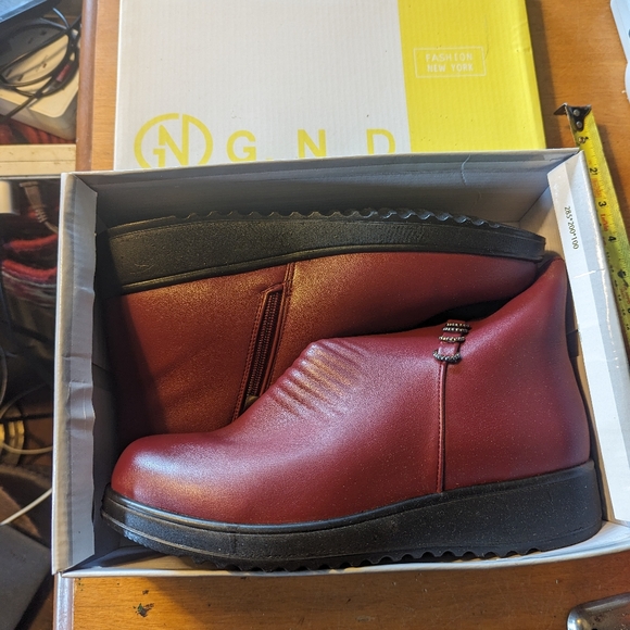Size 10 women's Red/ burgundy boots - Picture 3 of 5